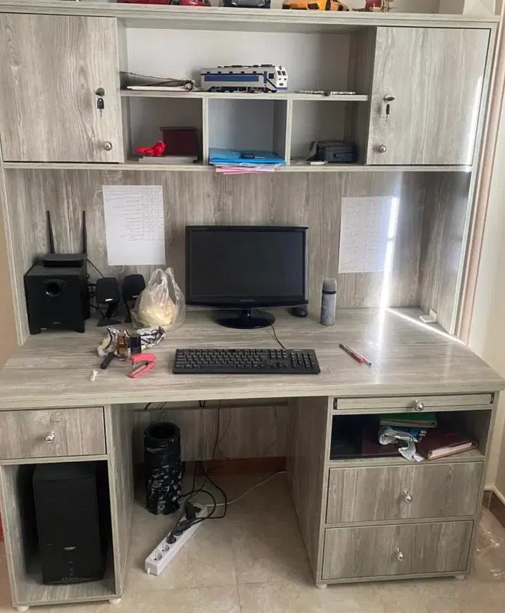 میز تحریر|میز تحریر و کامپیوتر|اندیشه, اندیشه فاز ۵|دیوار