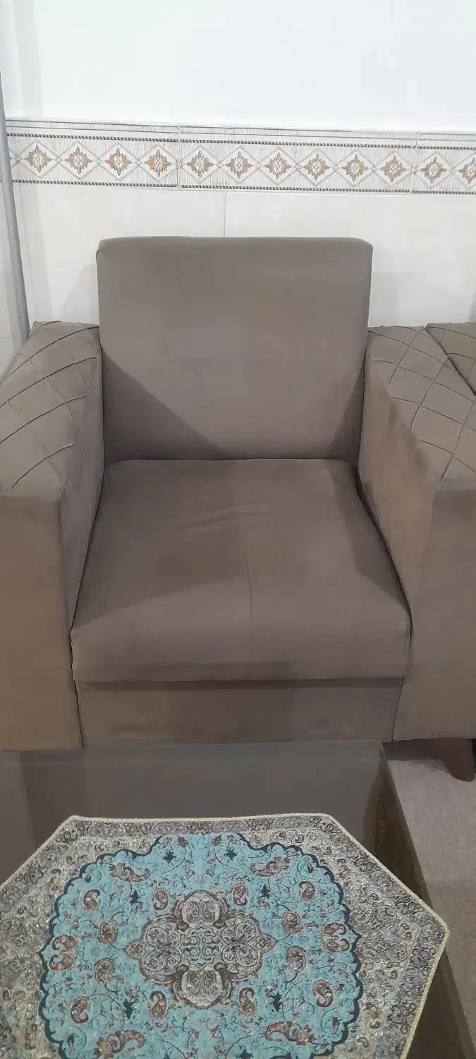 مبل هفته نفره راحتی یک عدد جلو مبلی دوتا عسلی|مبلمان خانگی و میز عسلی|میانه, |دیوار