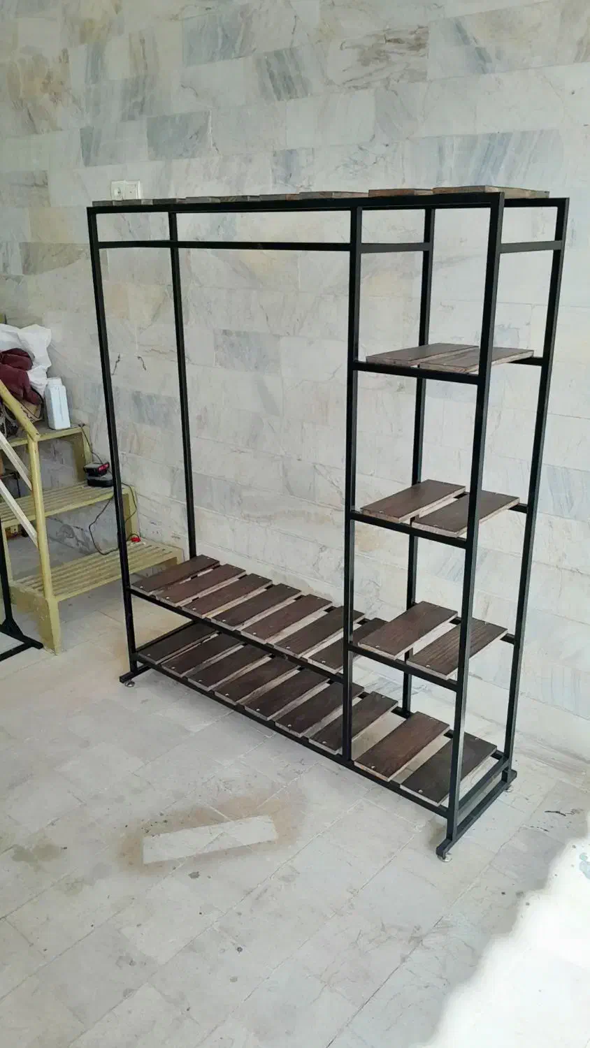 رگال دوطبقه کلاسیک|بندرخت و رخت‌آویز|نجف‌آباد, باهنر|دیوار