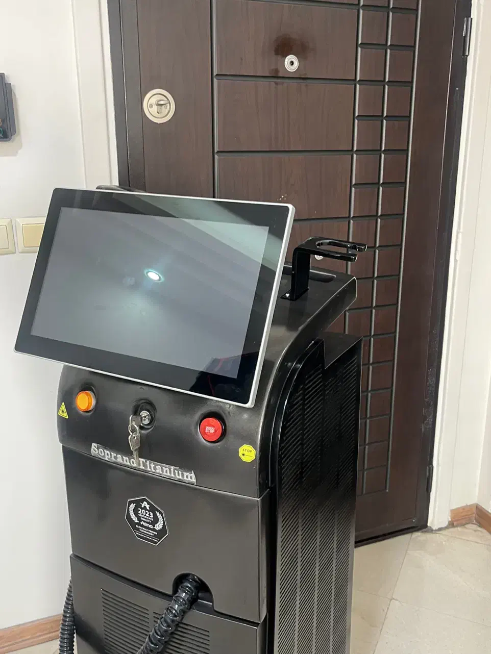 دستگاه لیزر تیانیوم km کارکرده ۱۲۰۰ وات|آرایشی، بهداشتی، درمانی|کرج, گوهردشت|دیوار