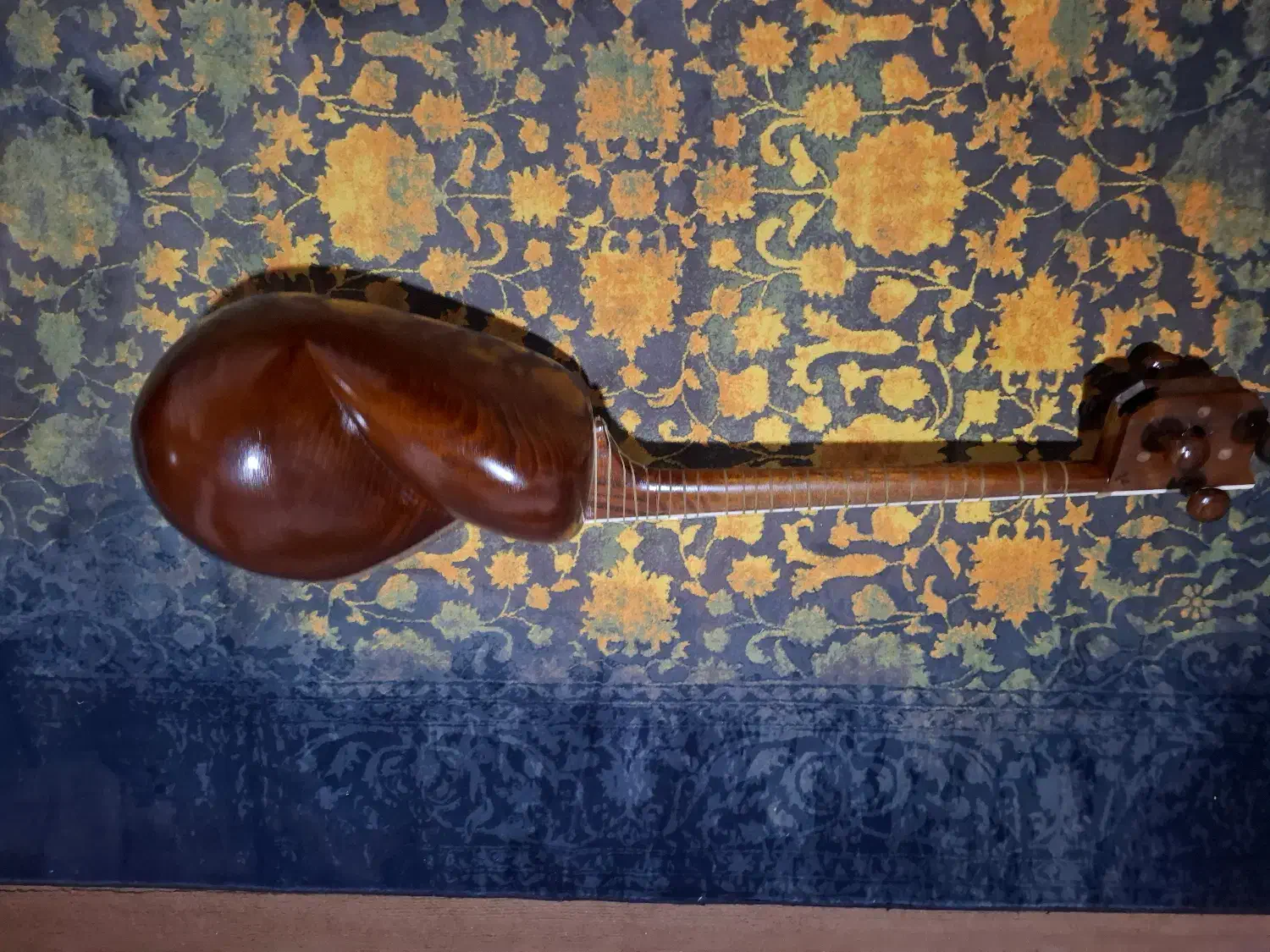 تار مهر شهریار|سازهای سنتی|چمستان, |دیوار