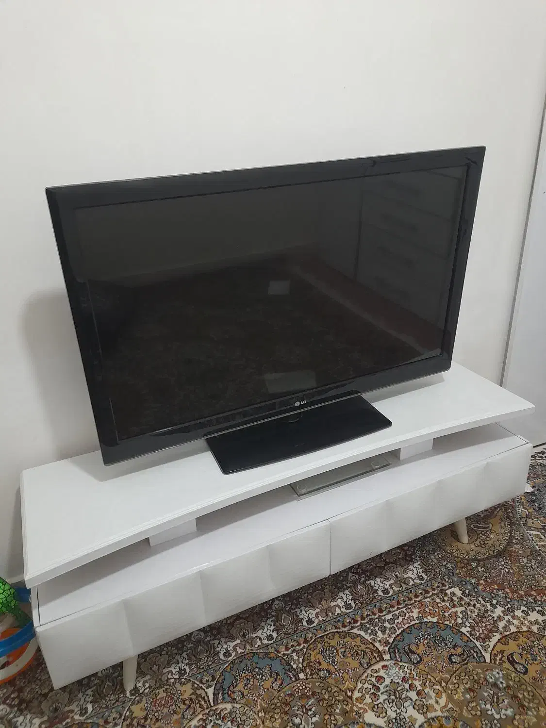 تلویزیون ۴۲ اینچ ال جی همراه با میزش|تلویزیون و پروژکتور|خرم‌آباد, |دیوار