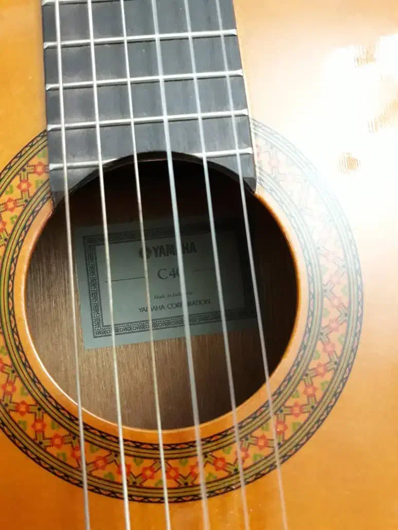 گیتار یاماها C40 در حد نو|گیتار، بیس، امپلیفایر|سنقر, |دیوار