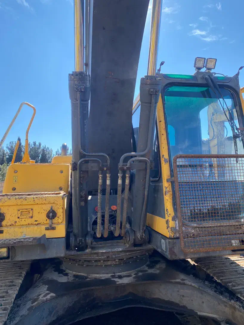 بیل ولو ۲۱۰ مدل ۲۰۰۶ خیلی کم کار|خودرو سنگین|اصفهان, آبشار|دیوار