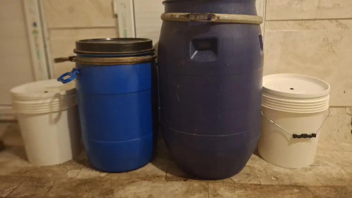 فروش بشکه و سطل در حد نو|ظروف نگهدارنده، پلاستیکی، یک‌بارمصرف|کیش, |دیوار