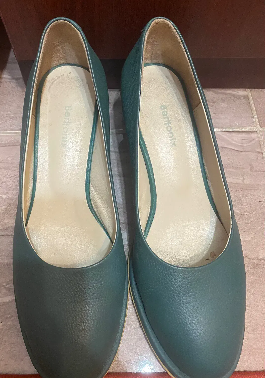 کفش|کیف، کفش، کمربند|رشت, چله خانه|دیوار