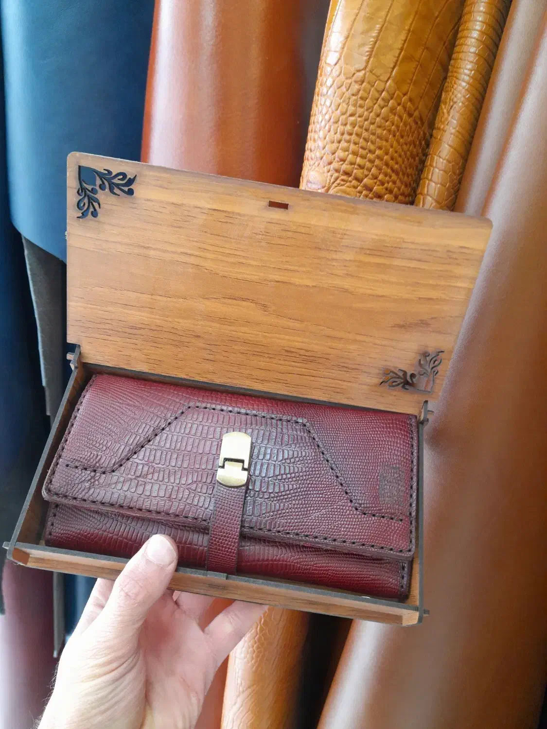 تولید انواع محصولات چرمی|کیف، کفش، کمربند|شهرکرد, |دیوار