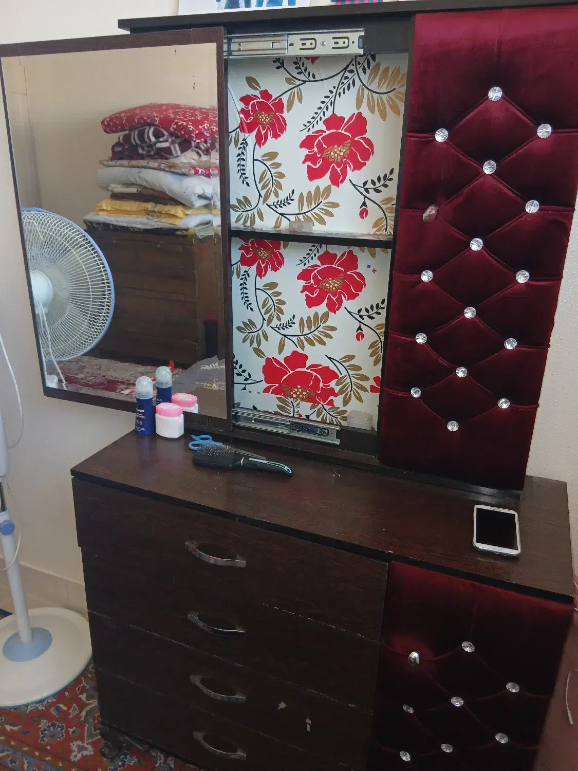 میزارایش ۴کشوجادارهمراه اینه|جاکفشی، کمد، دراور|شاهینشهر, گزبرخوار|دیوار