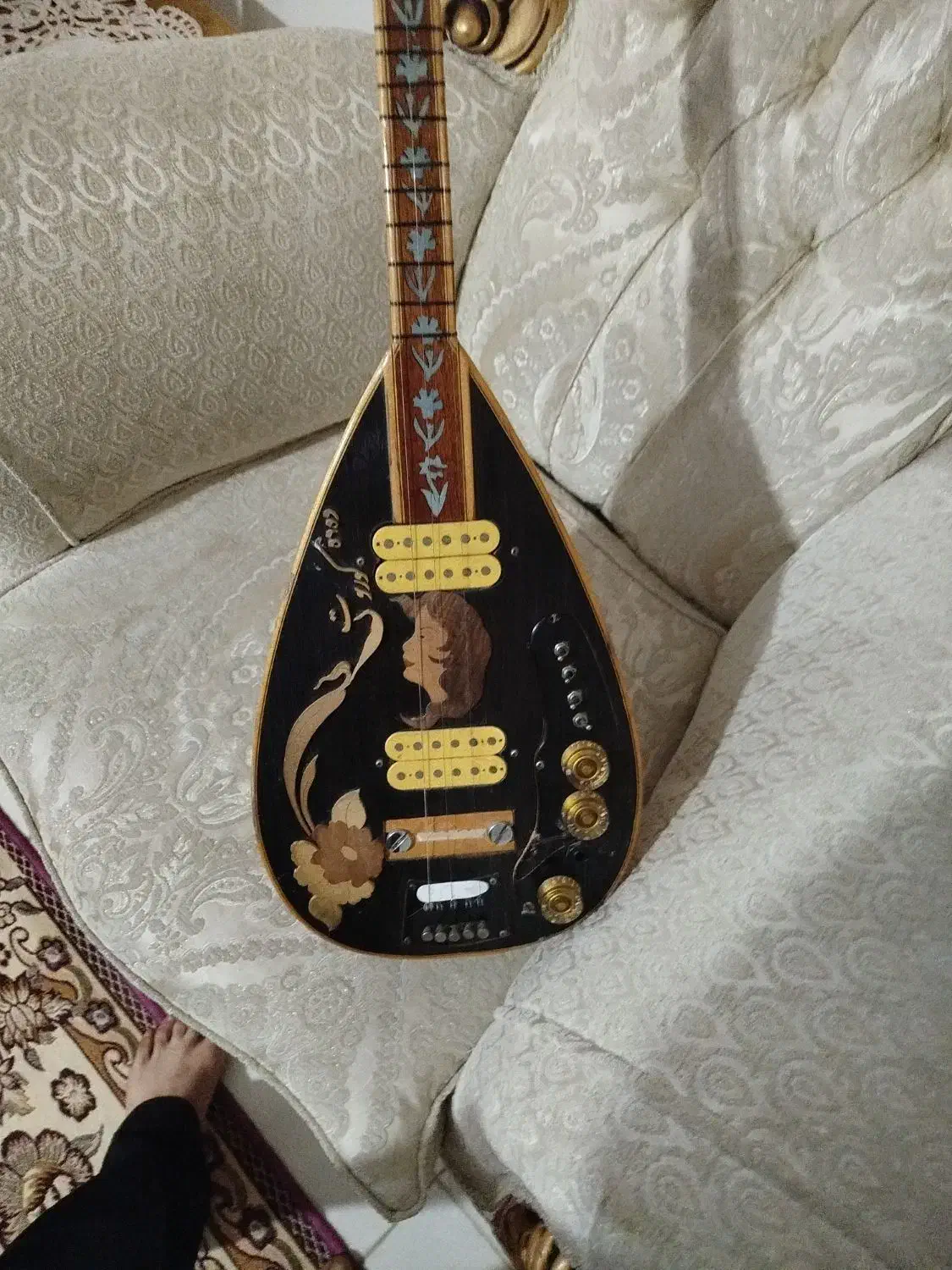 ساز برقی|سازهای سنتی|ارومیه, |دیوار