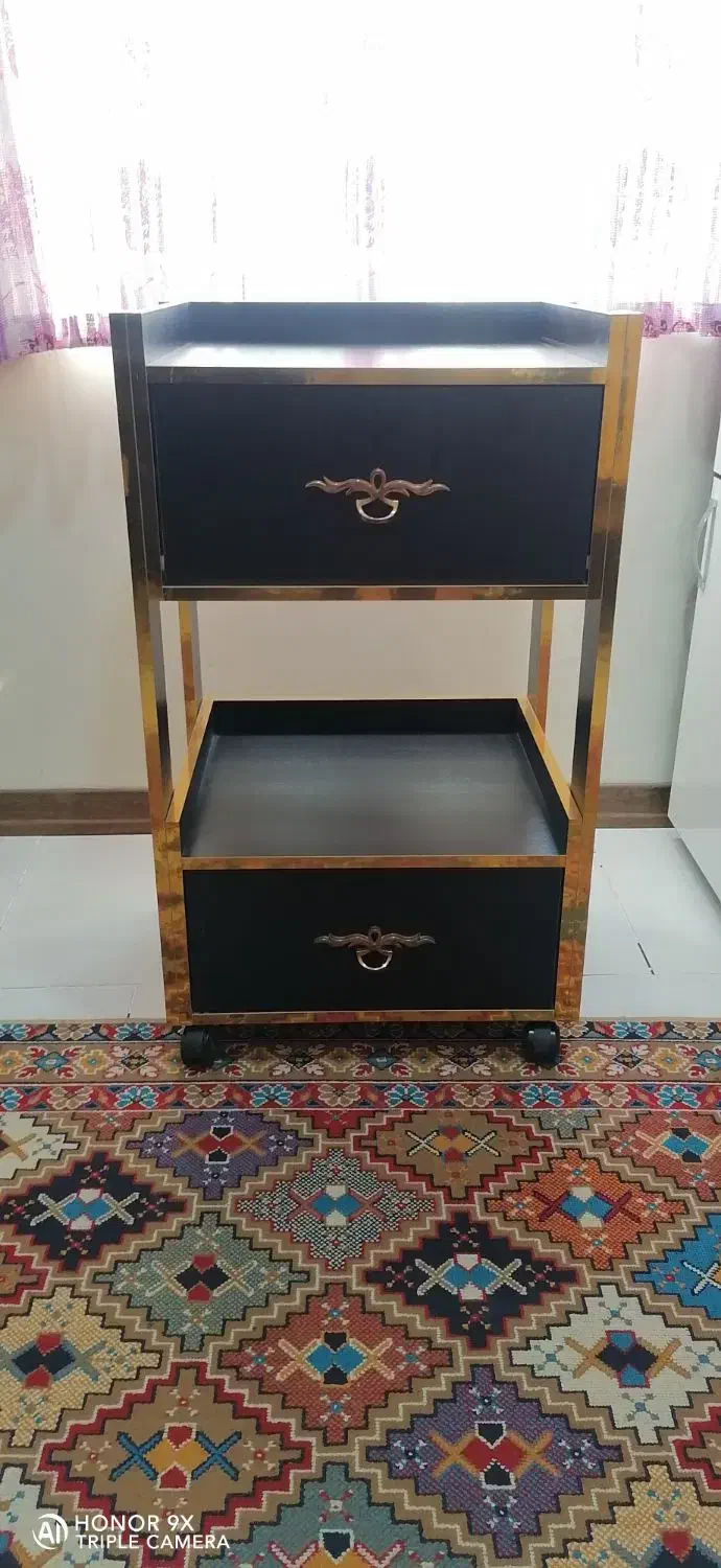 ترولی و آیینه|آرایشگاه و سالن‌های زیبایی|پرند, فاز ۶|دیوار