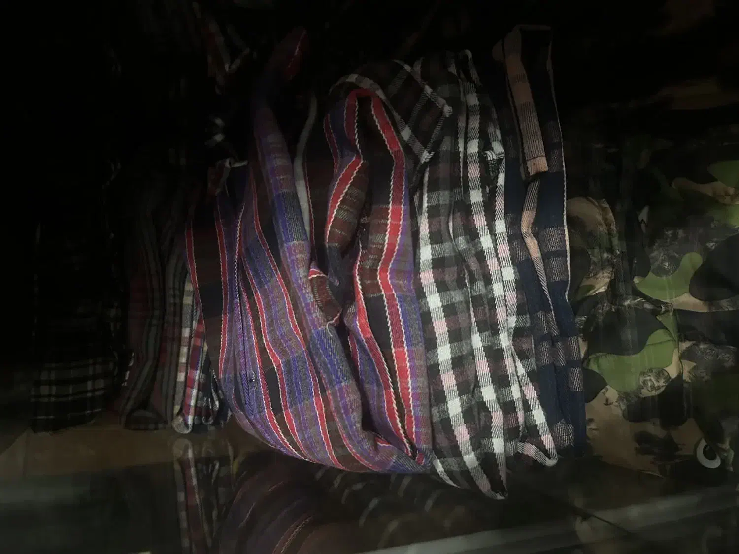 پافر اسپرت و مانتو|لباس|رشت, سیا اسطلخ|دیوار