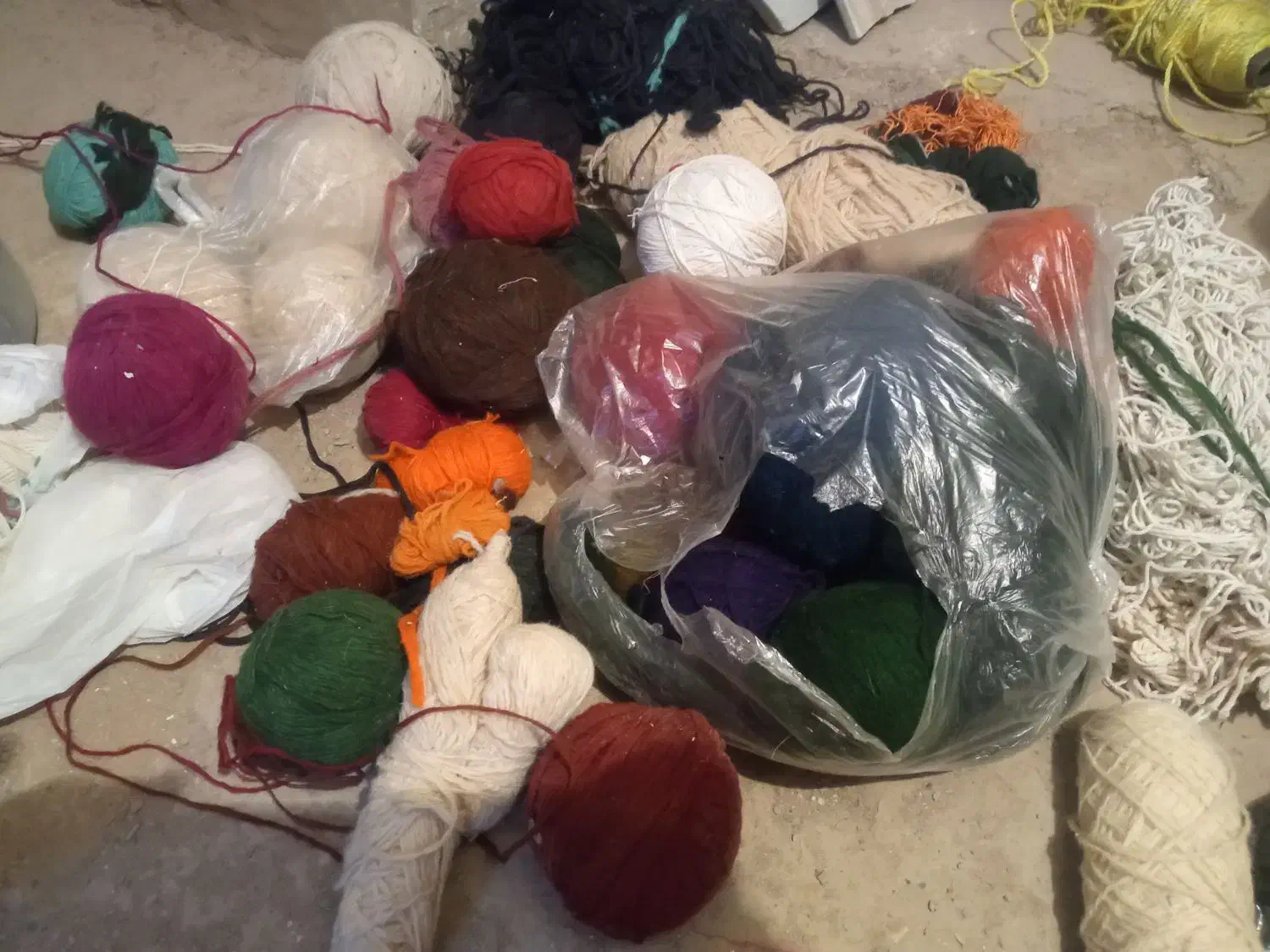 تعدادی نخ برای بافت قالیچه|لوازم خیاطی و بافتنی|بیرجند, |دیوار