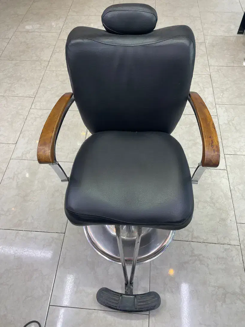 مبل و ایینه و صندلی پدالی و ترولی  و سرشور|آرایشگاه و سالن‌های زیبایی|گرمدره, |دیوار