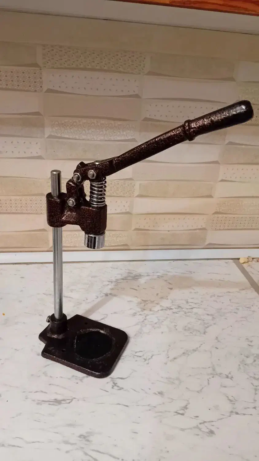 تشتک زن|ماشین‌آلات صنعتی|فردیس, منظریه|دیوار