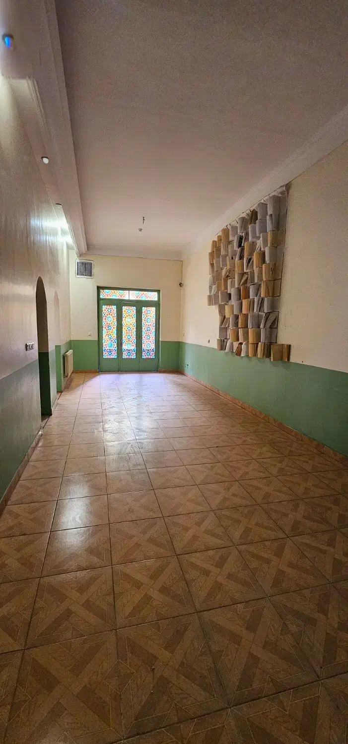 ۸۰۰ متر بنا با ۳۰۰ متر حیاط دربست خ نجات الهی