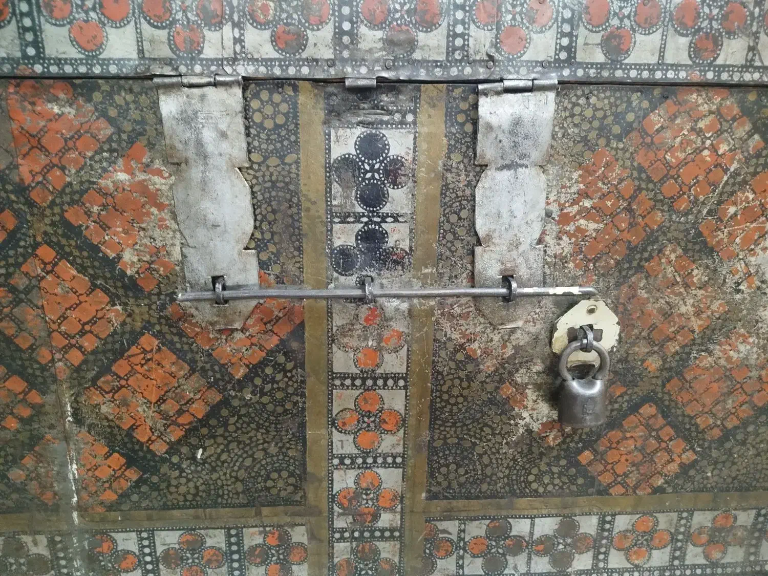 صندوقچه|کلکسیون اشیاء عتیقه|اراک, |دیوار