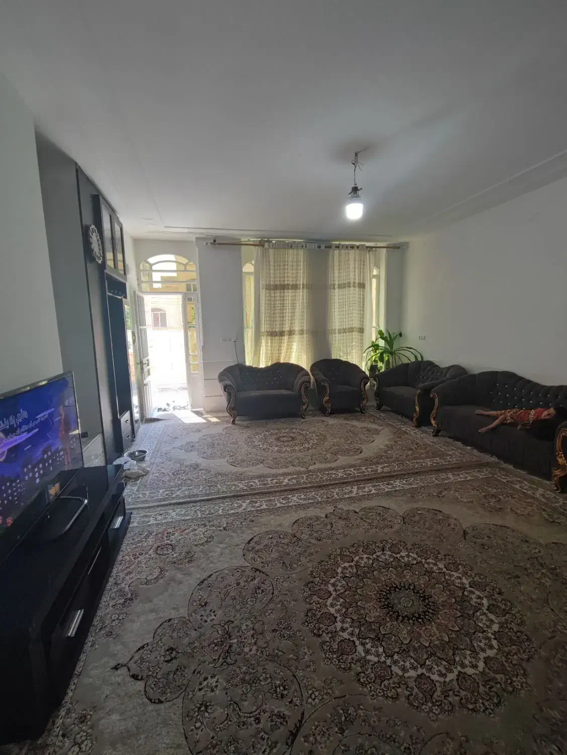 منزل ویلایی دو طبقه / در از حیاط / خیابان آوا|فروش خانه و ویلا|شیراز, شهرک صدا و سیما|دیوار