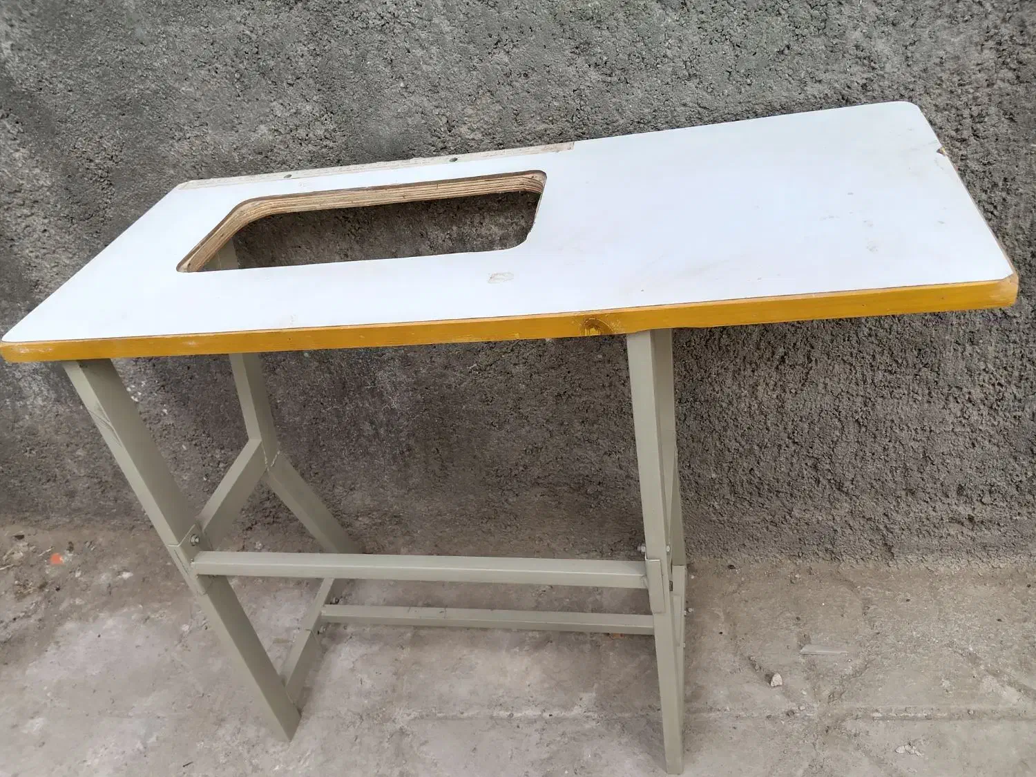 میز چرخ خیاطی|لوازم خیاطی و بافتنی|تربت‌حیدریه, آغوی|دیوار