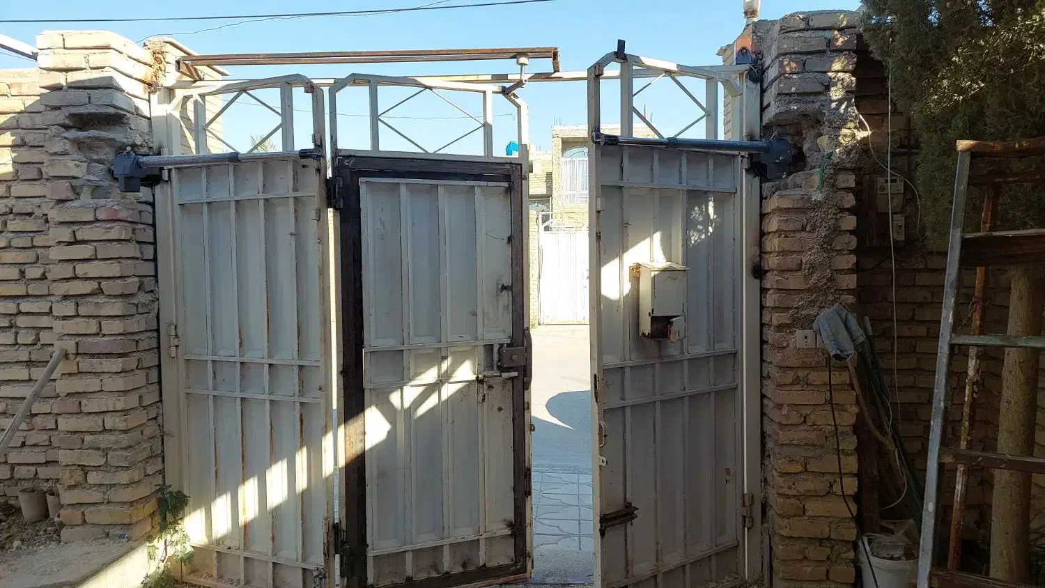 نصب درب برقی، بالابر ، دوربین مداربسته ، برق کشی|خدمات پیشه و مهارت|شیراز, کوزه گری|دیوار