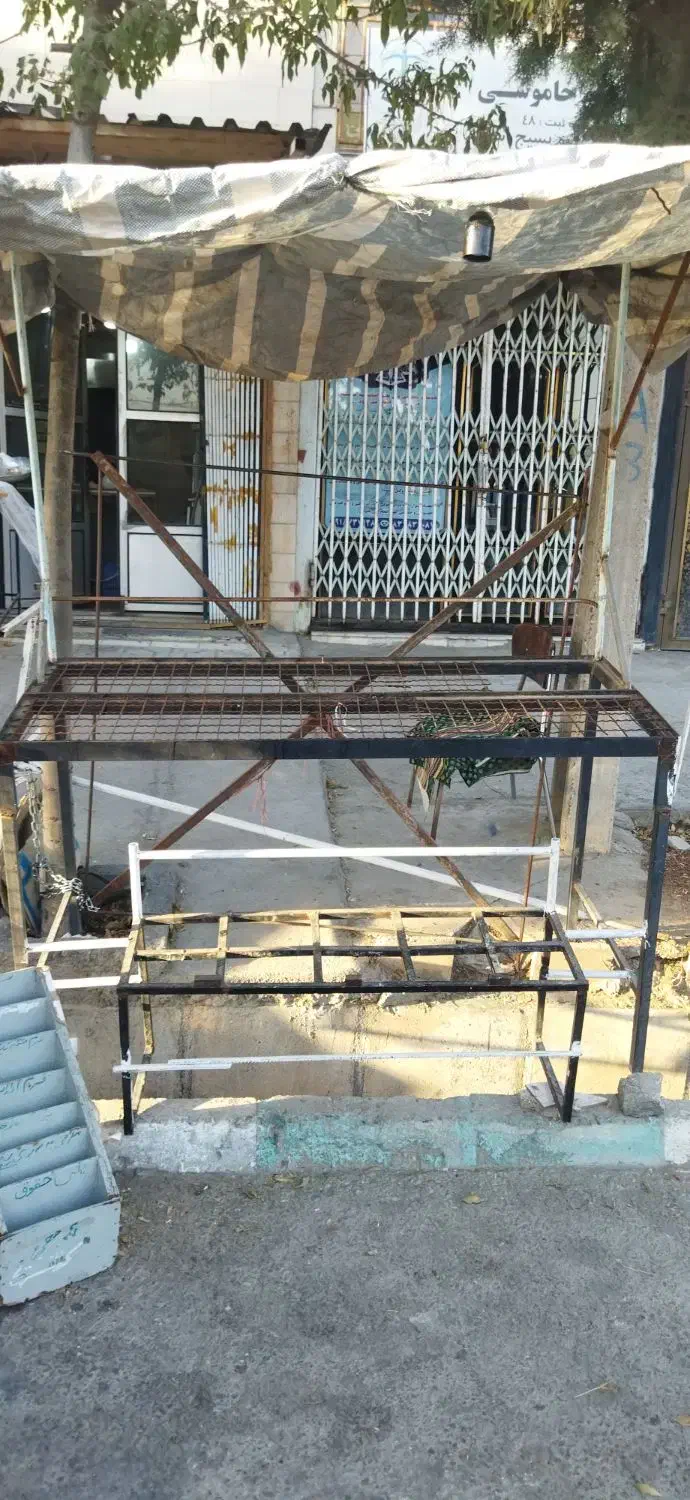 قفس و میز سایبان دار|فروشگاه و مغازه|صحنه, |دیوار