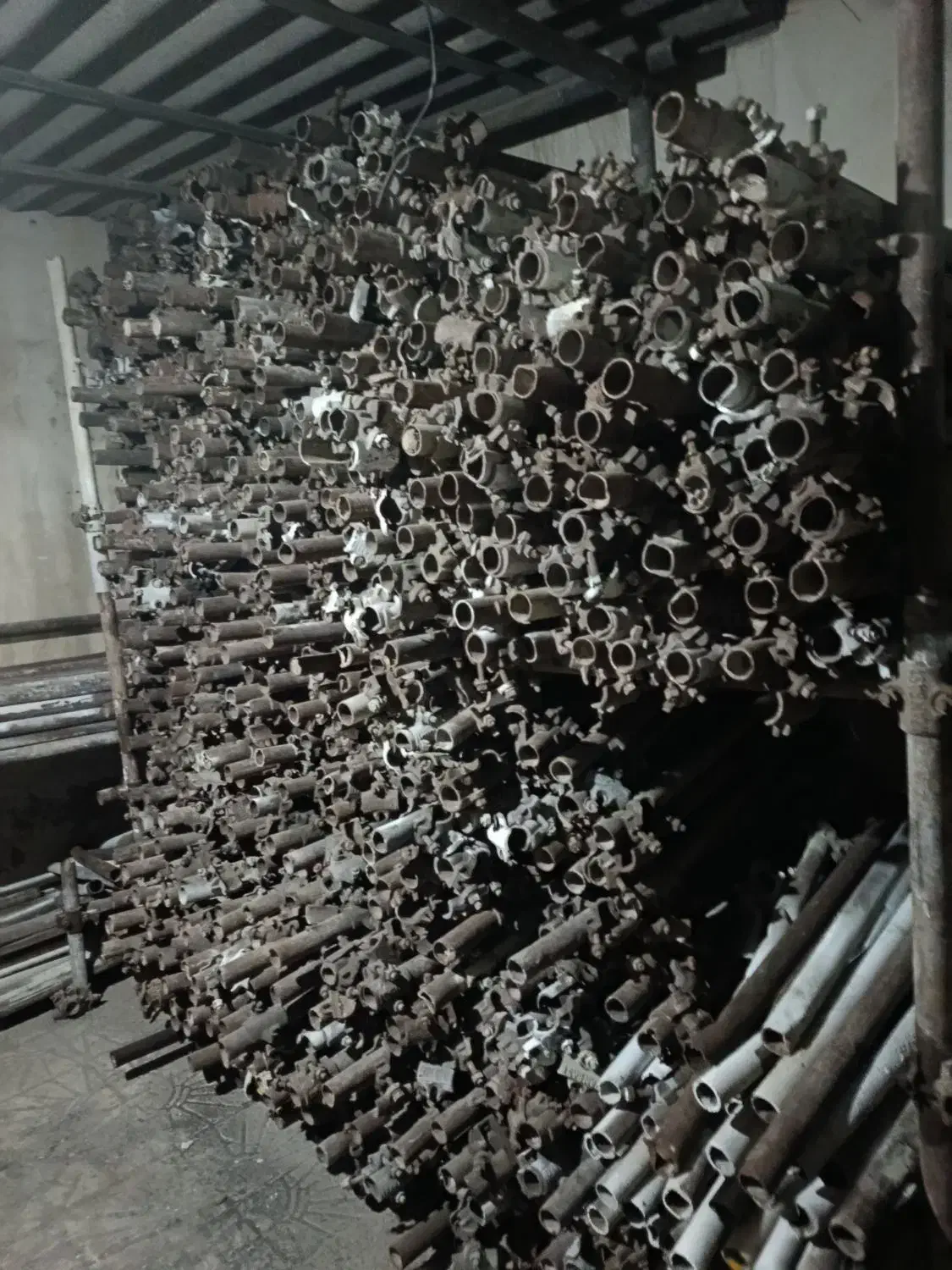 فروش لوله داربست و بست چهار پیچ و اتصال|عمده‌فروشی|بندرعباس, |دیوار