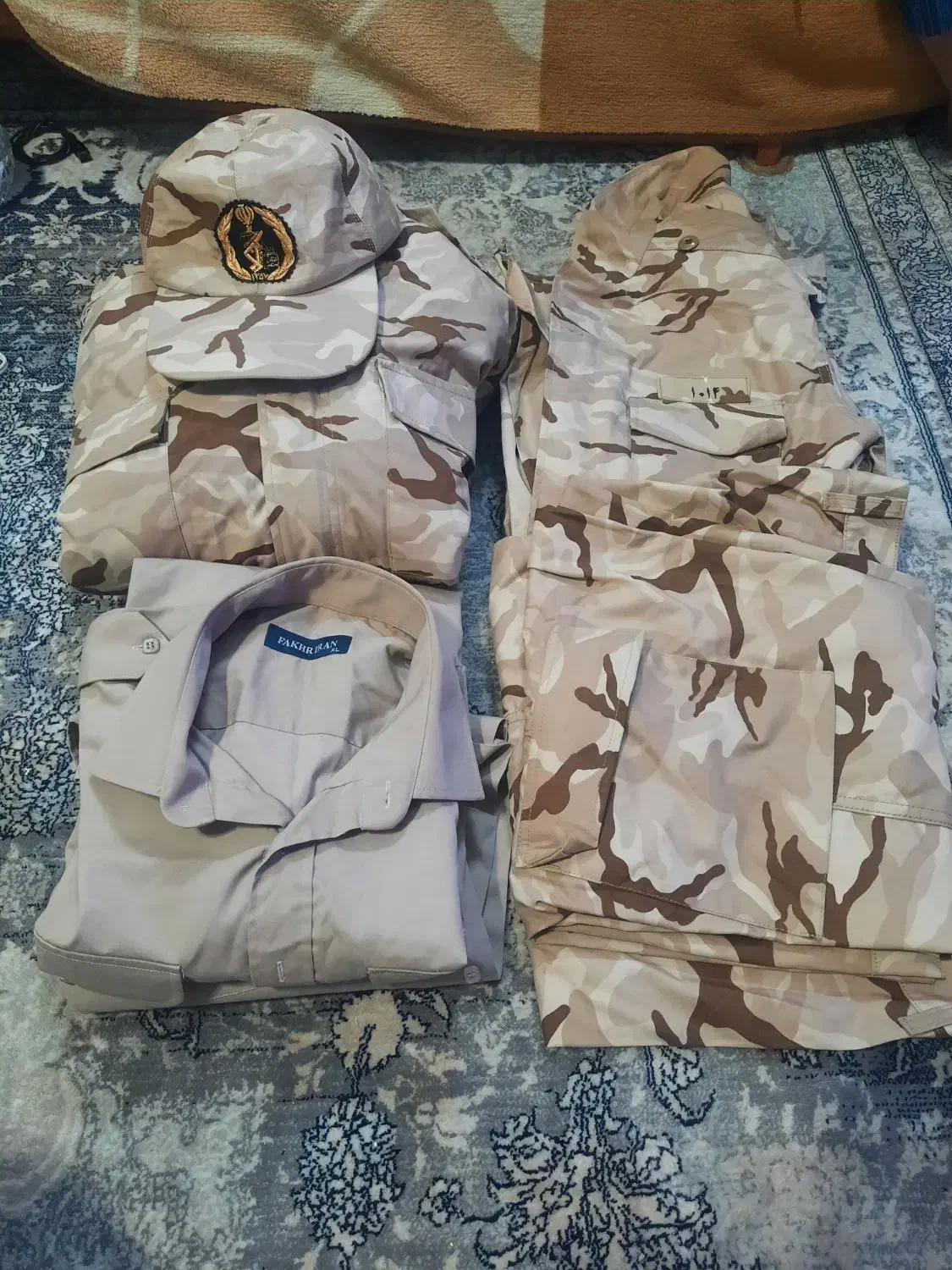 لباس نظامی . لباس سپاه|لباس|رباط‌کریم, رباط‌کریم|دیوار