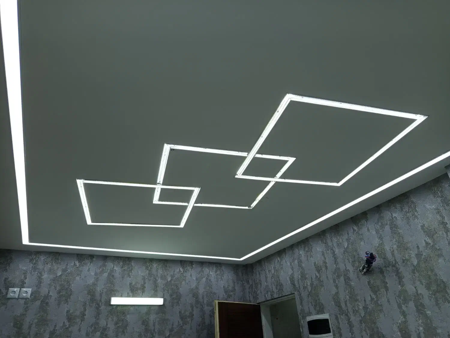 مونتاژ لاین نوری.|ریسه و چراغ تزئینی|شهرضا, |دیوار