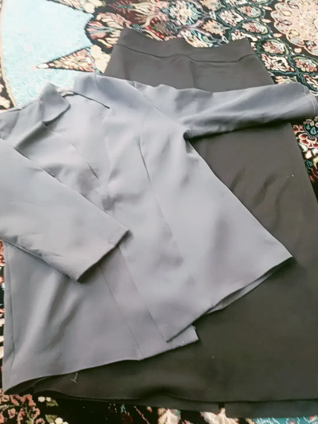 کت رنگ سفید و قرمز دو تیکه.و کت دامن|لباس|صدرا-فارس, فاز ۱|دیوار