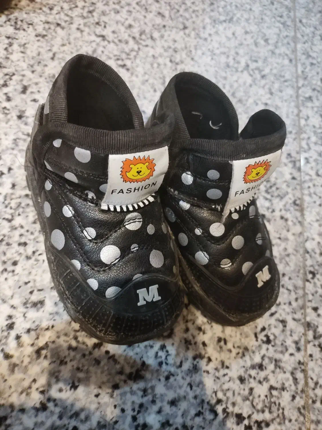 تعدادی لباس و کفش|لباس|شیراز, ریشمک|دیوار