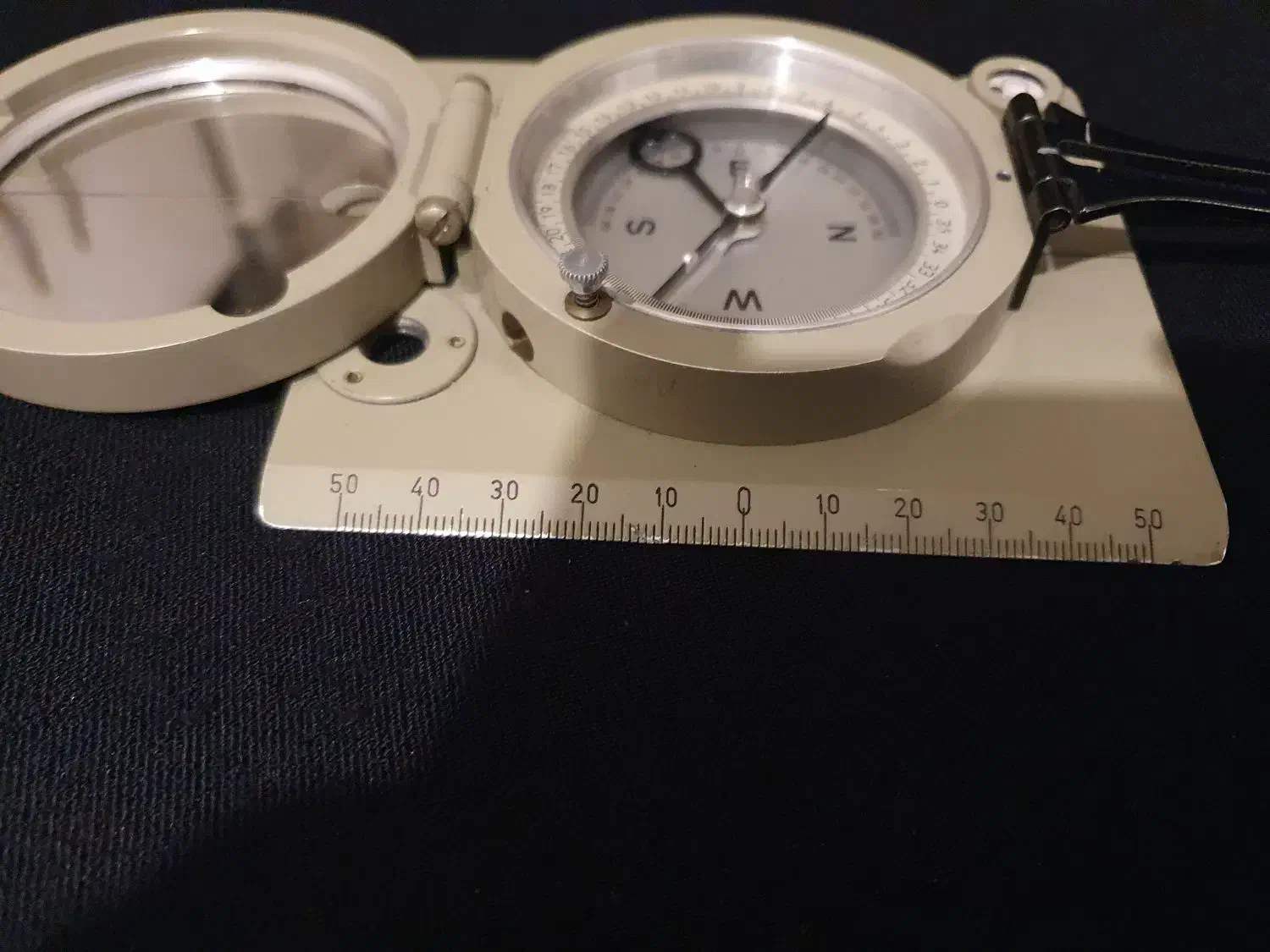 کمپاس زمین شناسی|ابزارآلات|تهران, فلسطین (میدان انقلاب)|دیوار