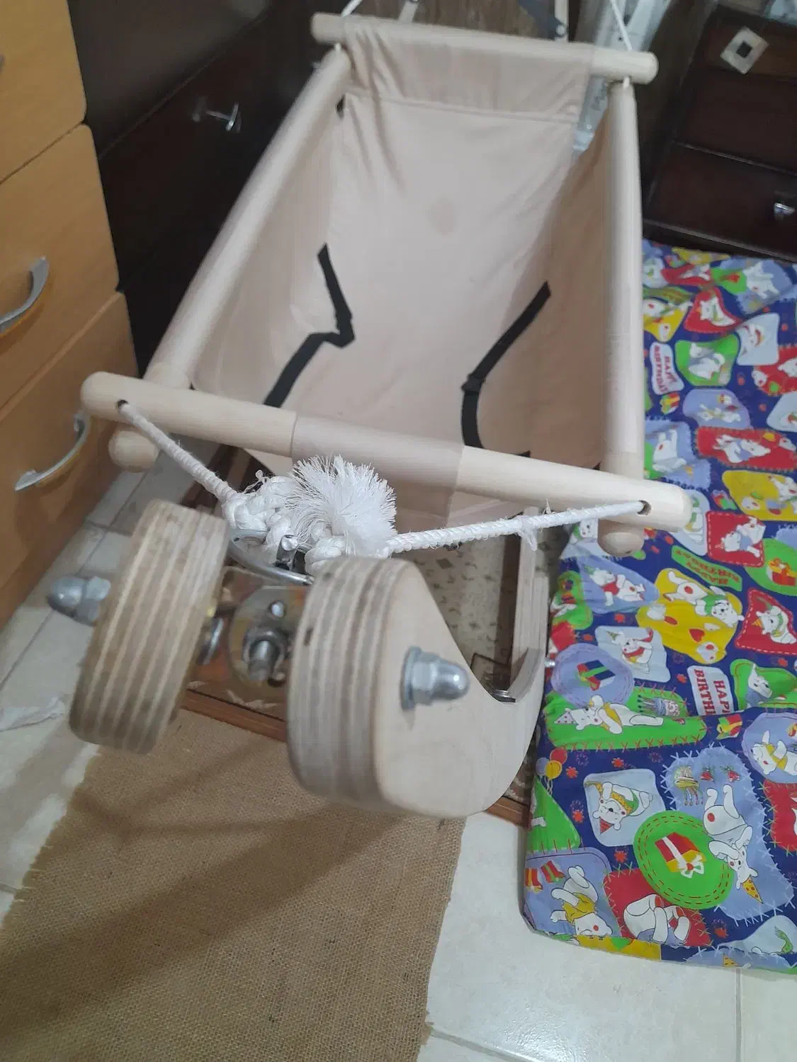 ننو چوبی با تشک ترک و آغوشی سوییسی و قنداق فرنگی|تخت و صندلی بچه|اصفهان, سپاهانشهر|دیوار