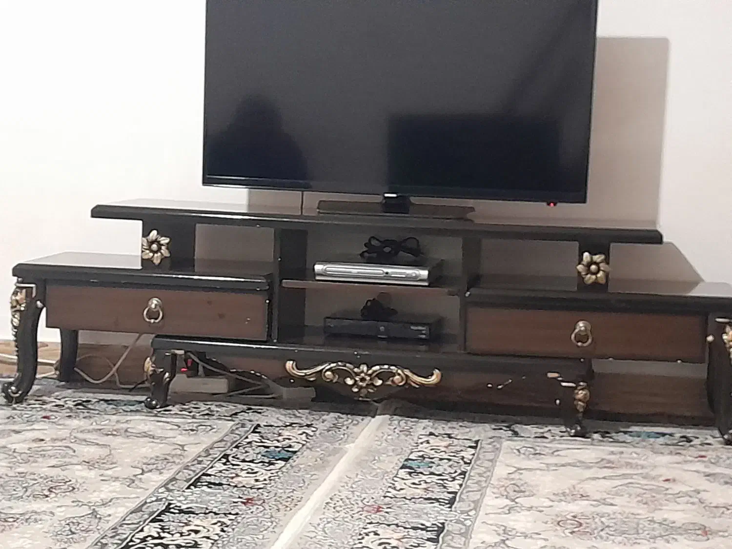 یک جفت پشتی و یک میز تلویزیون قهوه ای|پشتی|قرچک, قشلاق جیتو|دیوار