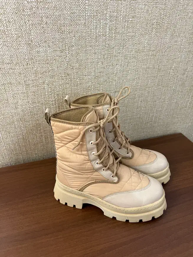 بوت، کتونی و صندل|کیف، کفش، کمربند|ساری, |دیوار