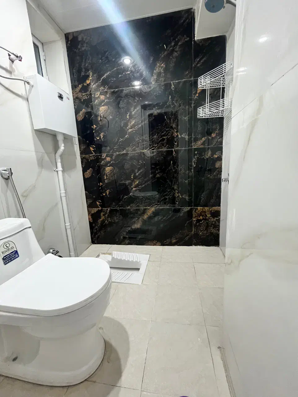 منزل مبله نوساز جنب حرم شاهچراغ|اجارهٔ کوتاهمدت آپارتمان و سوئیت|شیراز, شاهچراغ|دیوار