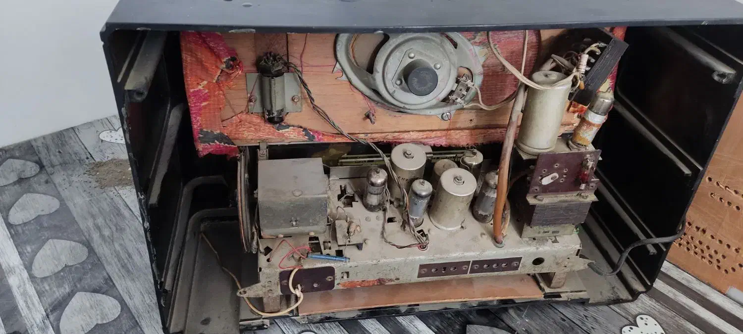 رادیو قدیمی|کلکسیون اشیاء عتیقه|اسفرورین, |دیوار