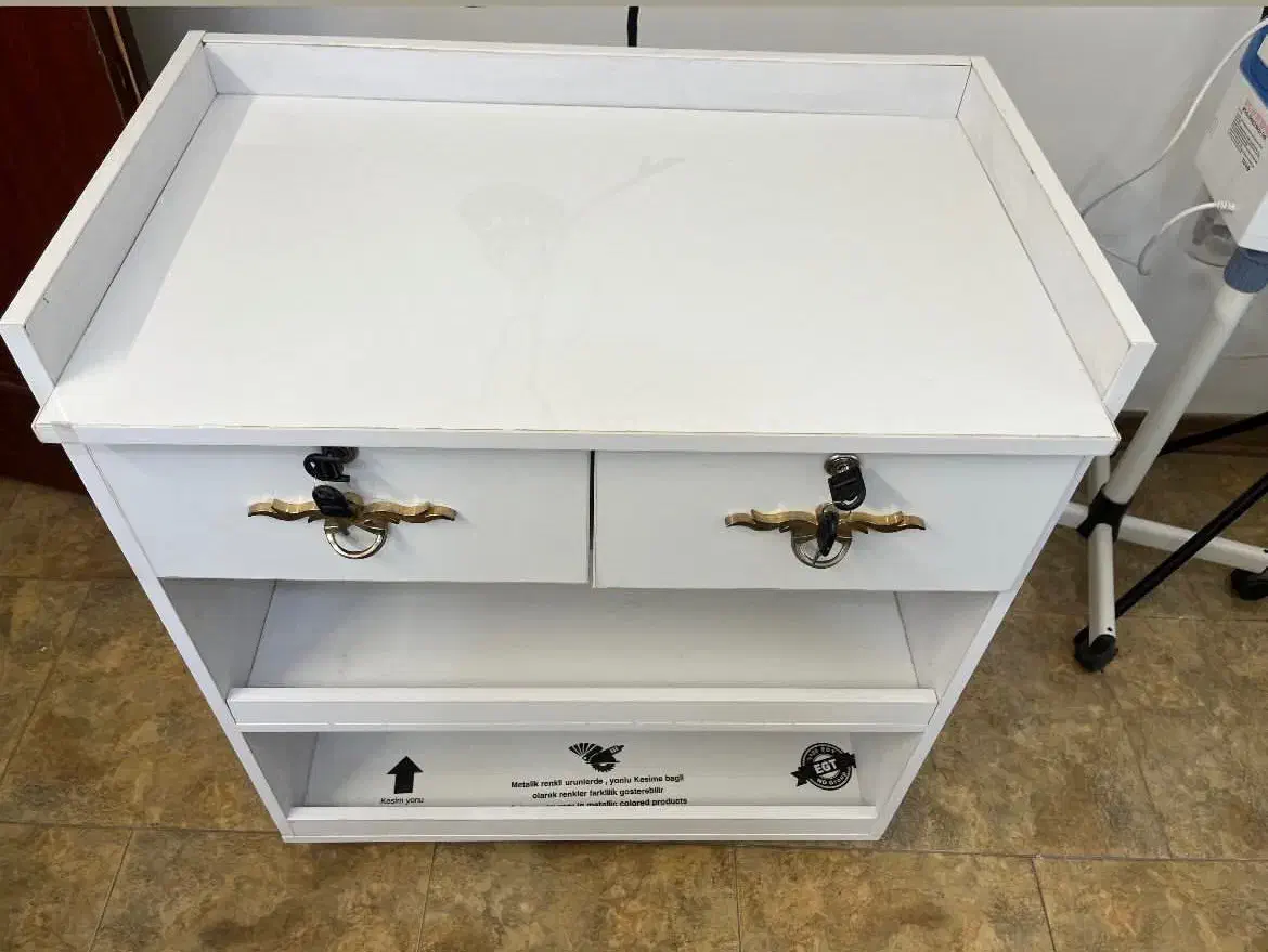 میز و صندلی ناخن و ترولی کاملا نو|آرایشگاه و سالن‌های زیبایی|اصفهان, برازنده|دیوار