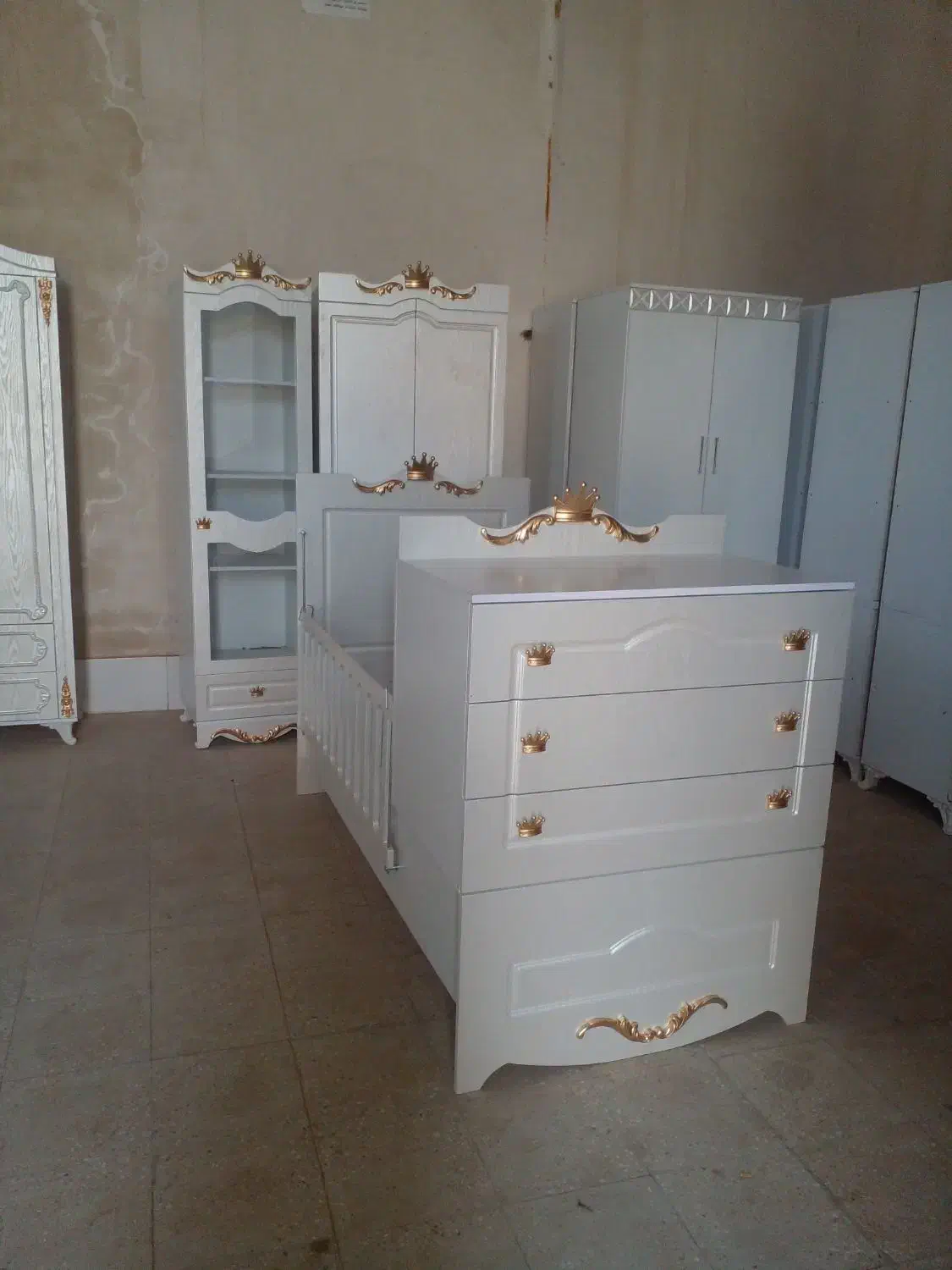 سیسمونی تاج طلایی|تخت و سرویس خواب|آران و بیدگل, |دیوار