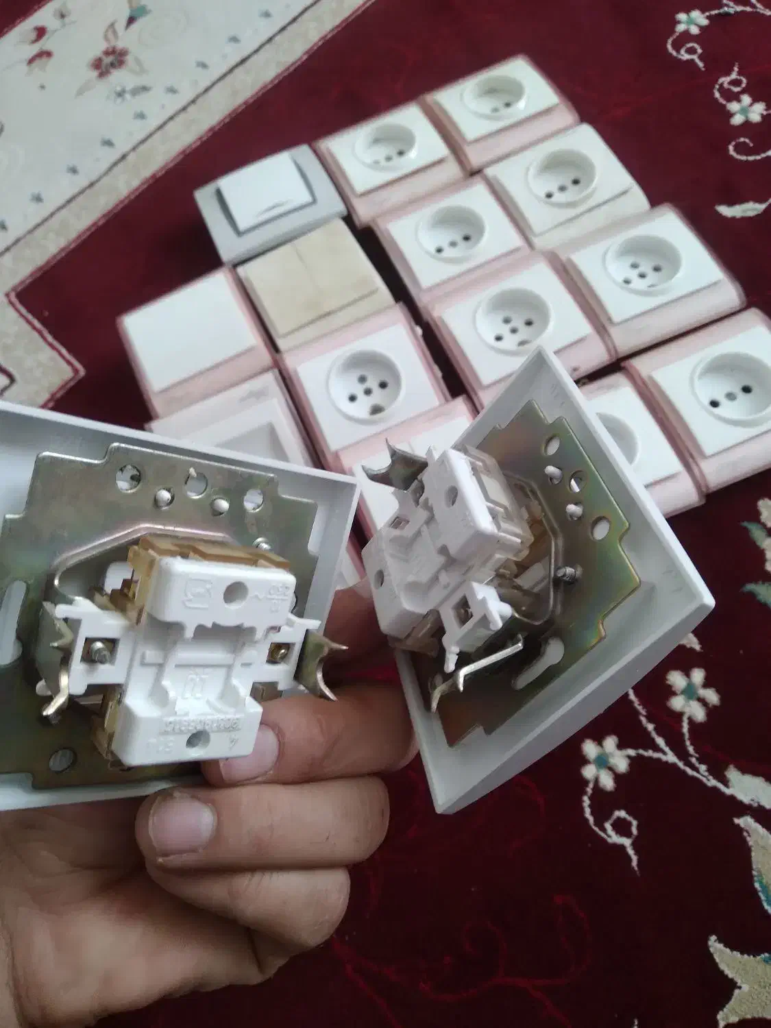 کلید پریز برق کارکرده ولی تمیز وسالم در حدنو|مصالح و تجهیزات ساختمان|اسدآباد, |دیوار