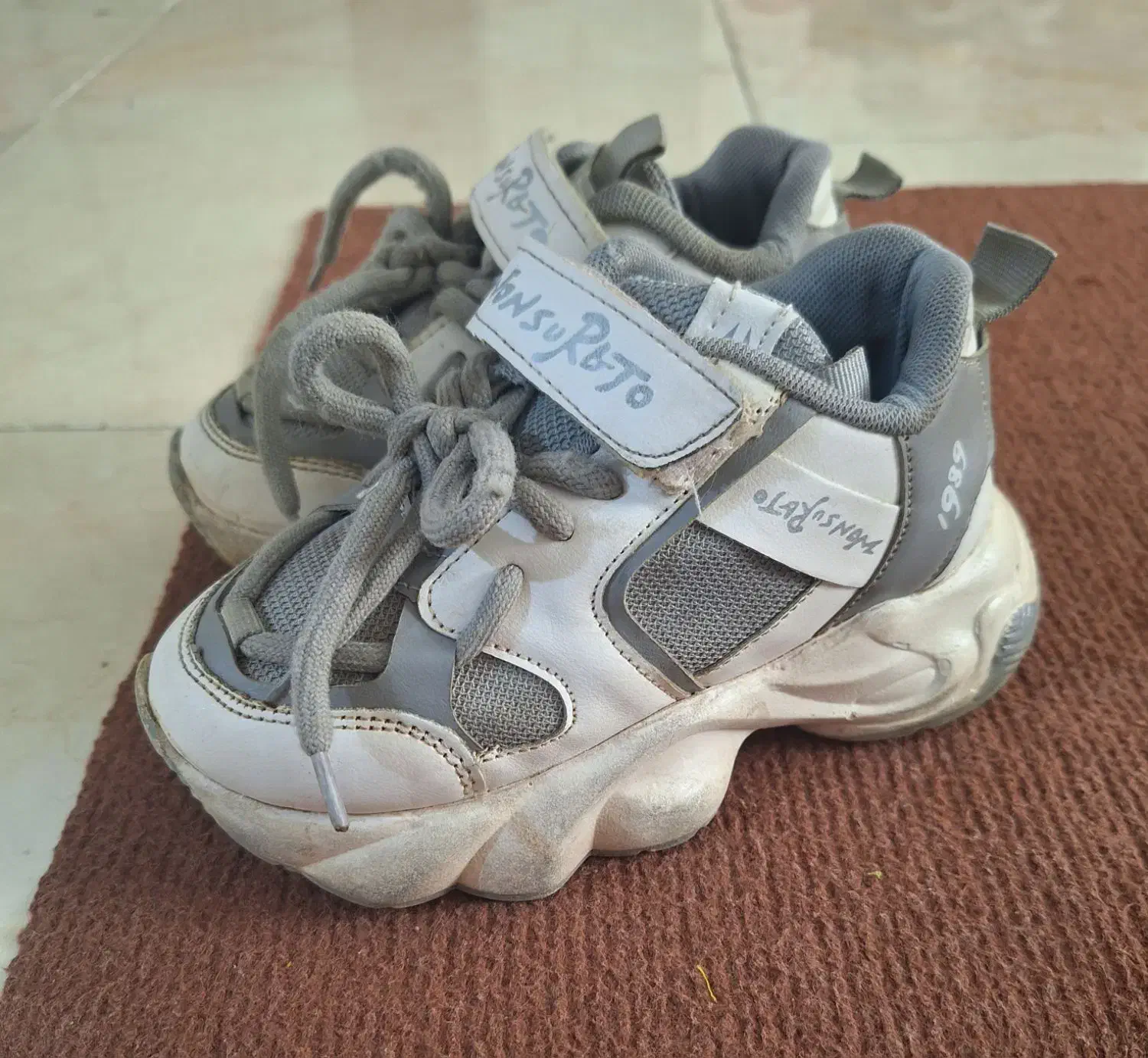 کفش|کیف، کفش، کمربند|اشتهارد, |دیوار