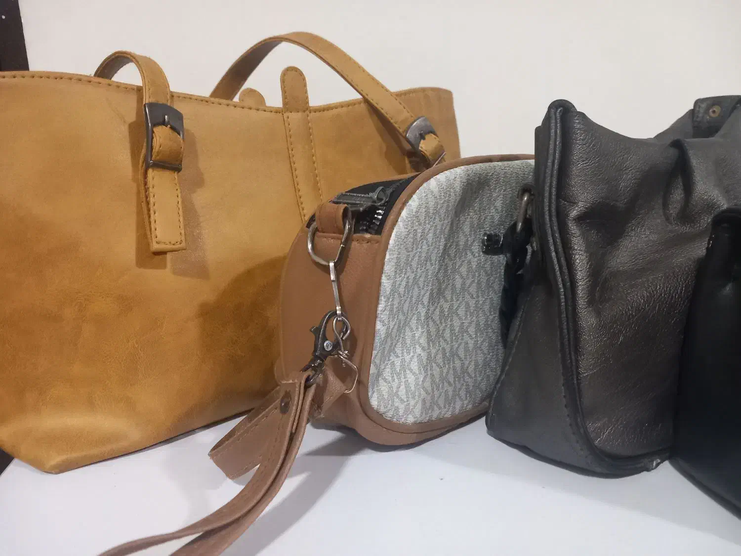 کیف|کیف، کفش، کمربند|گنبد کاووس, |دیوار