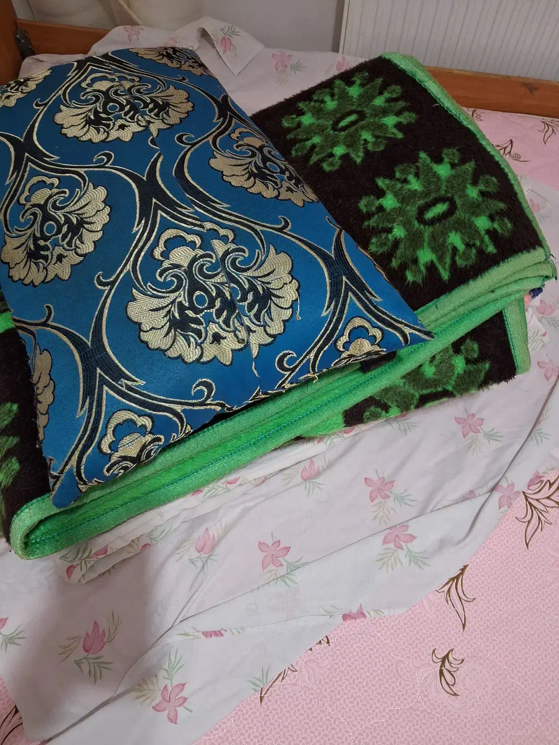 تعدادی پتو تشک بالش|رختخواب، بالش، پتو|لاهیجان, کوی زمانی|دیوار