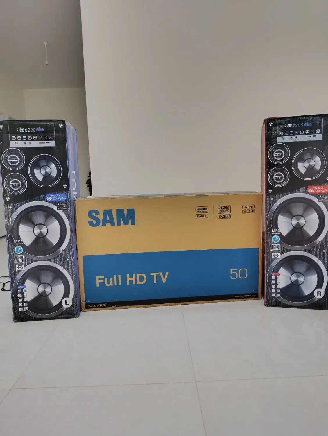 تلویزیون و اسپیکر کاملاً نو، آکبند و پلمپ کارخانه|تلویزیون و پروژکتور|مشهد, نوید|دیوار