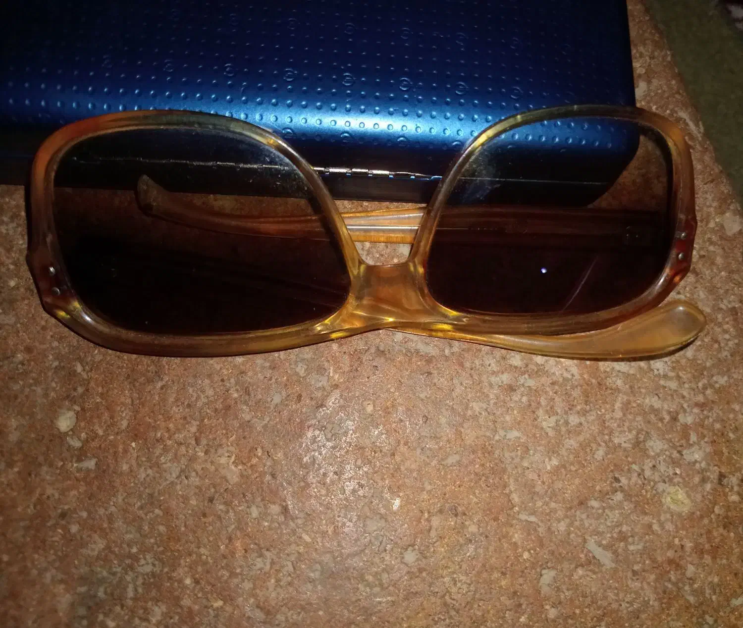 عینک قدیمی|کلکسیون اشیاء عتیقه|سنندج, |دیوار