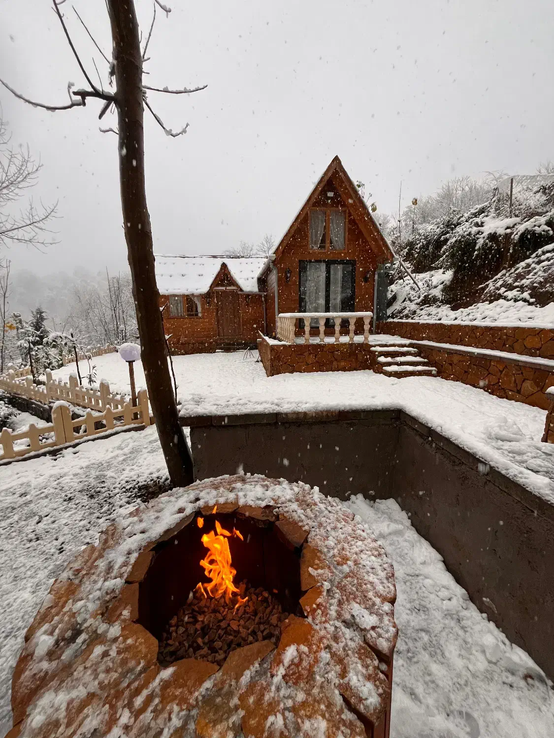 کلبه چوبی سوئدی|اجارهٔ کوتاهمدت ویلا و باغ|لاهیجان, آهندان|دیوار