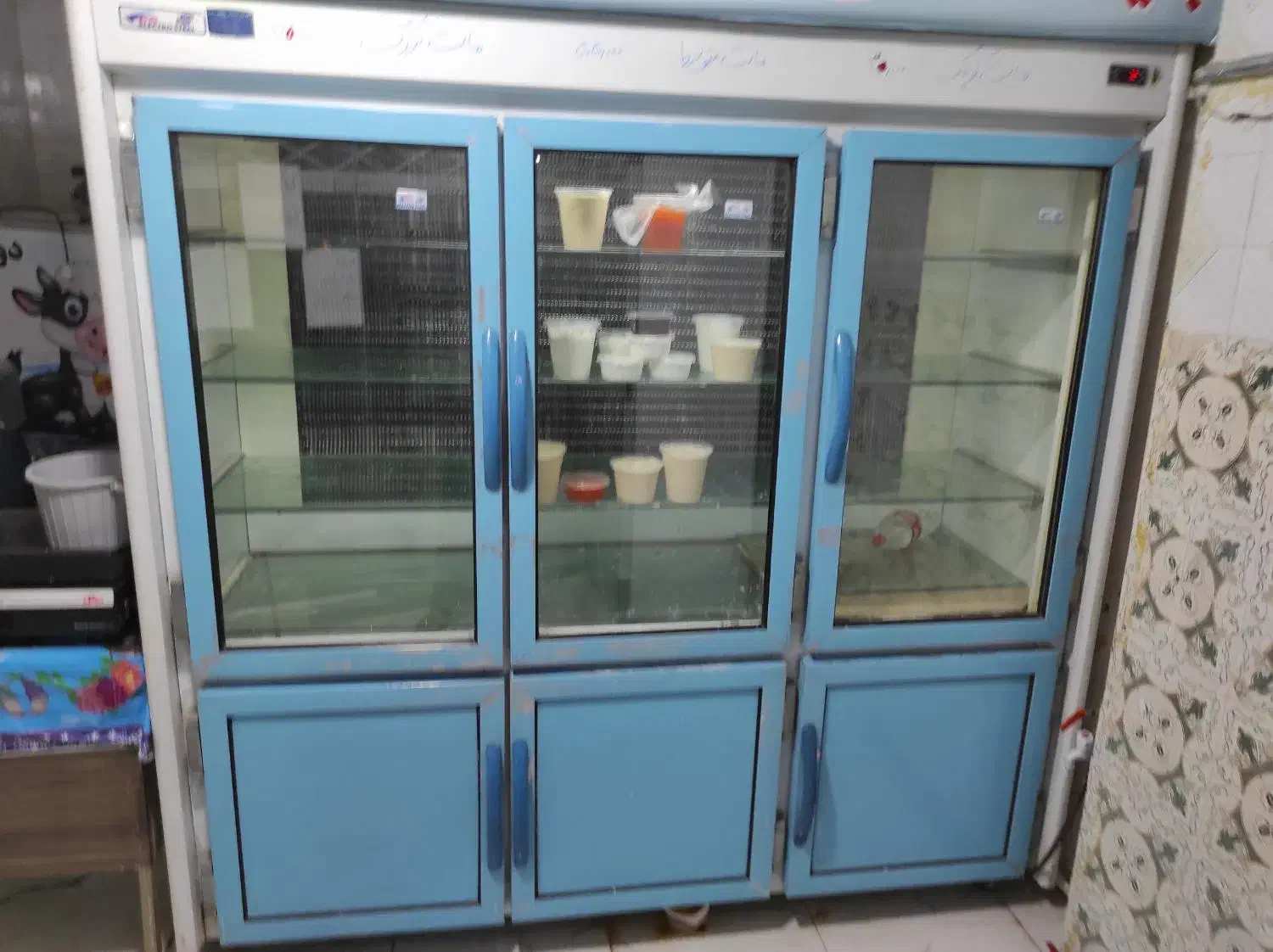 یخچال و فریزر ایستاده مغازهای سالم و تمیز|فروشگاه و مغازه|قم, دروازه چوبی|دیوار