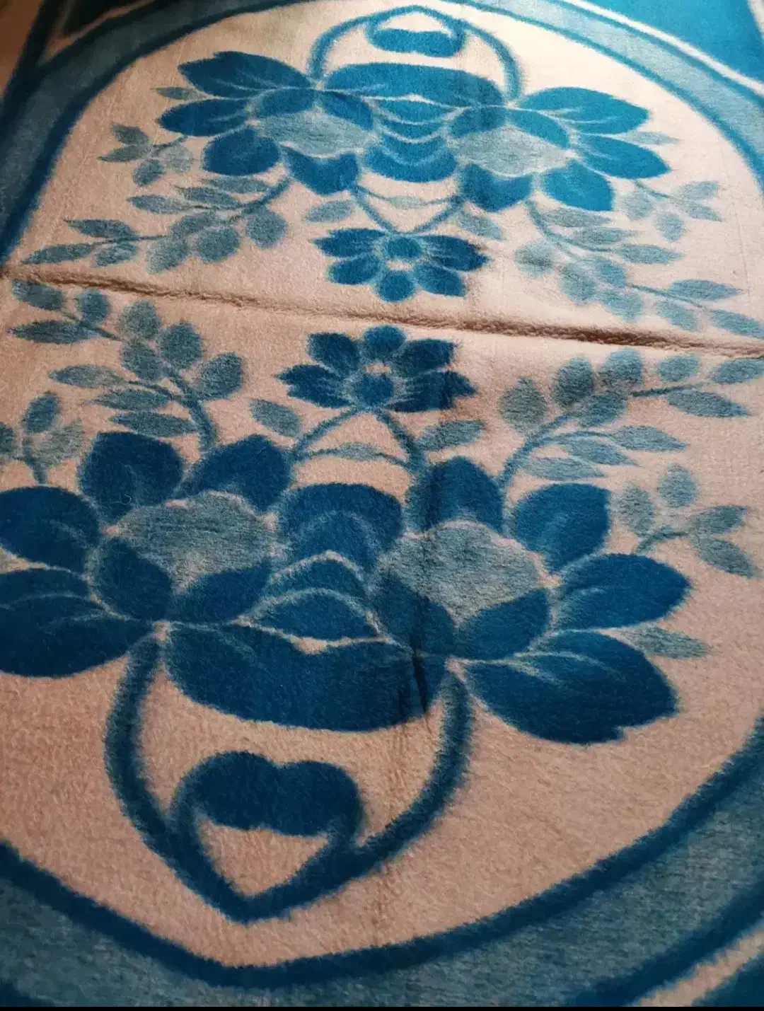 دو عدد پتو قدیمی|رختخواب، بالش، پتو|مشکین‌دشت, |دیوار