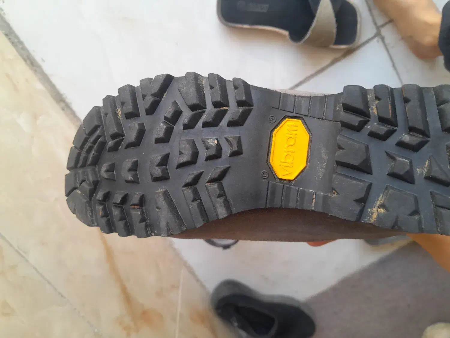 کفش کوهنوردی در حد نو|کیف، کفش، کمربند|بومهن, |دیوار