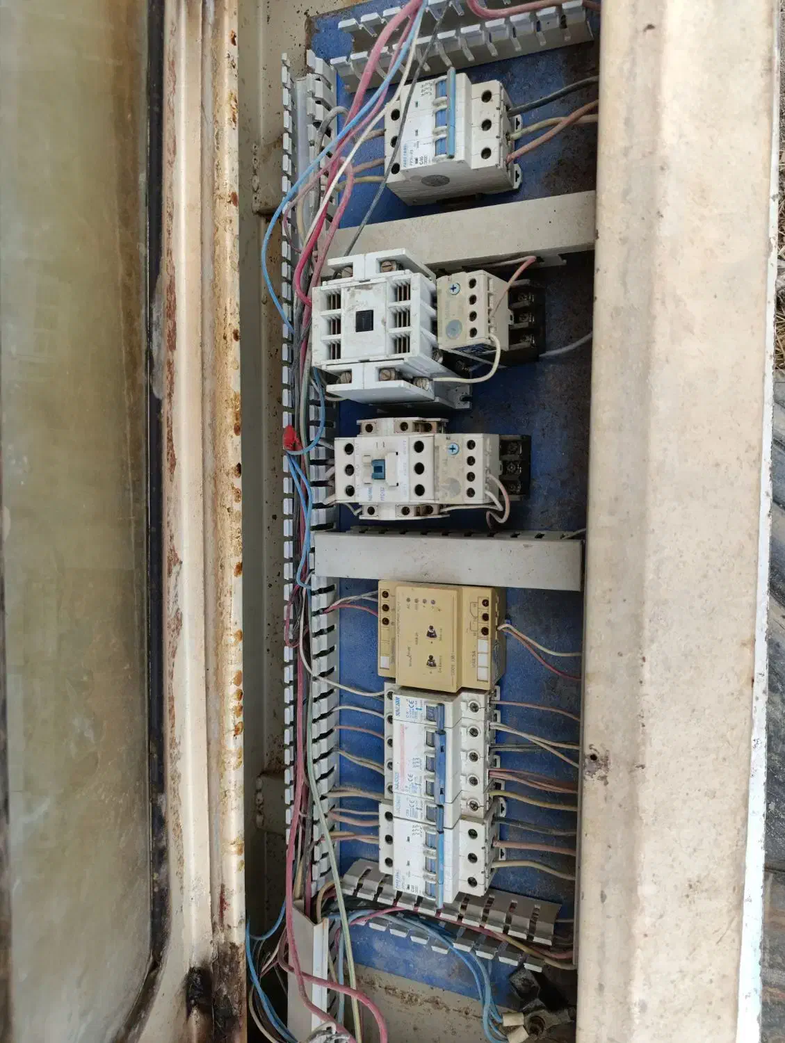 تابلو برق|ماشین‌آلات صنعتی|رزن, |دیوار