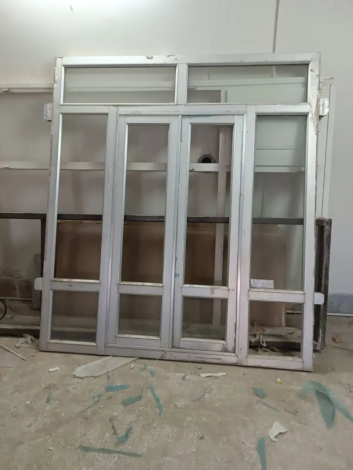 پنجره آلومینیوم در حد نو و کُم در اتاق|مصالح و تجهیزات ساختمان|تربت‌حیدریه, مظفریه|دیوار