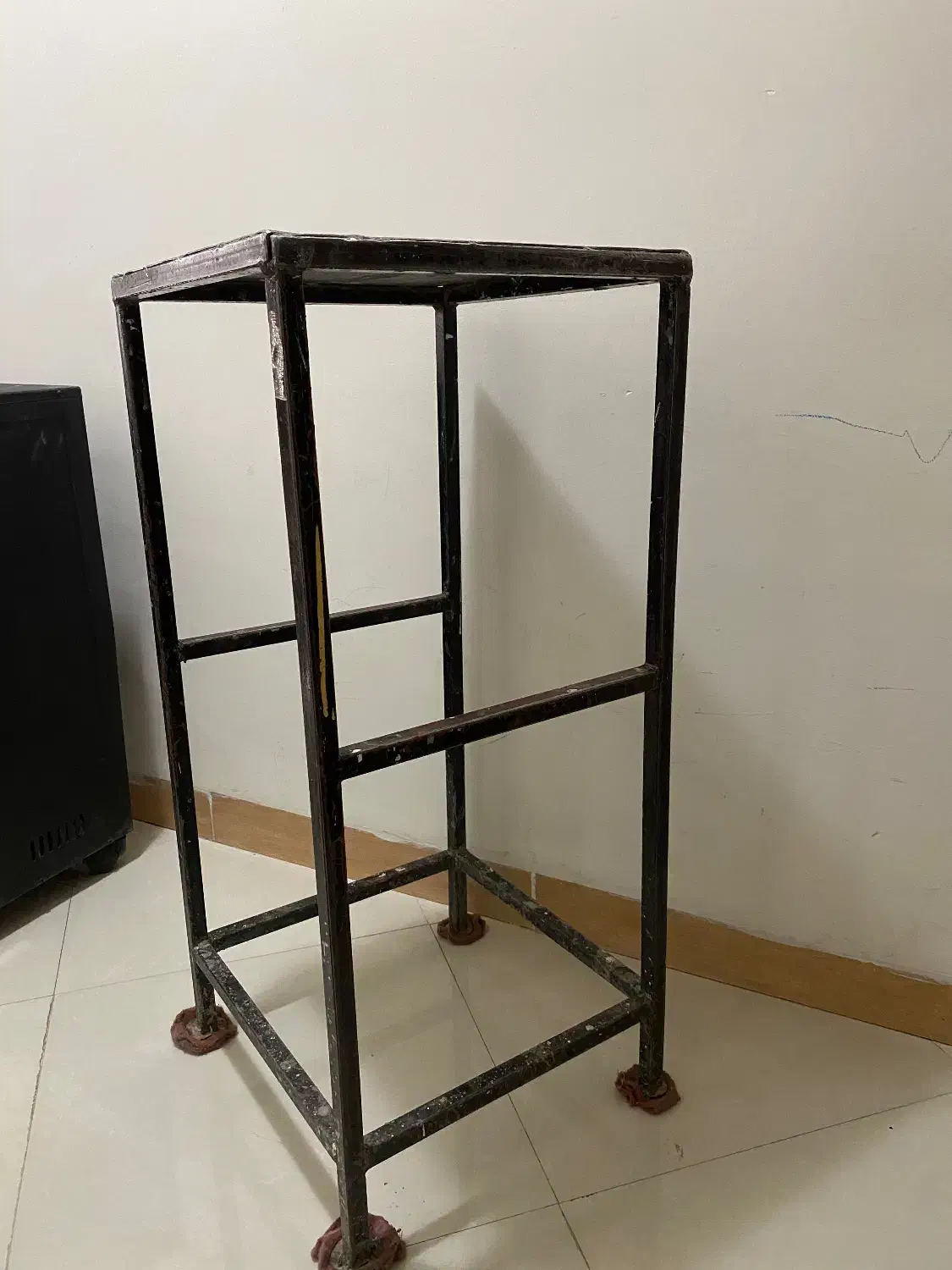 چهار پایه فلزی مستحکم ارتفاع ۹۰ سانت|صندلی و نیمکت|کرمان, |دیوار